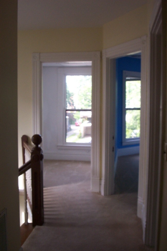 Building Photo - 328 S Broadway Park