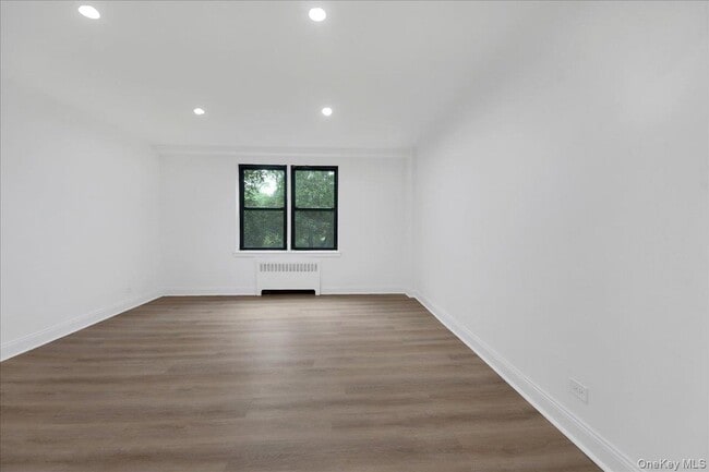 Building Photo - 3840 Greystone Ave