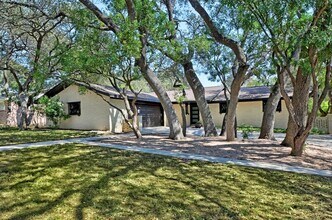 Building Photo - 922 Twin Oaks Dr