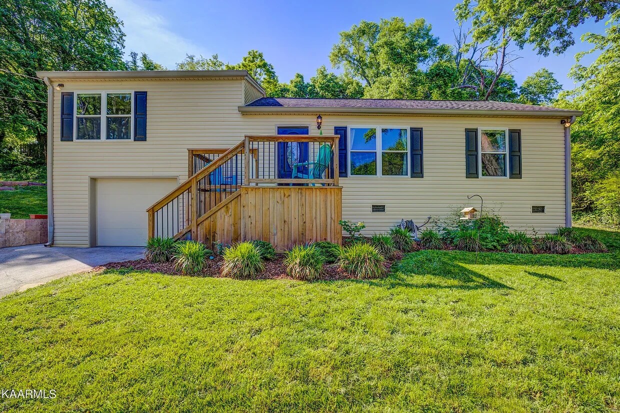 3 bed 2 bath home on 1/2 an acre with a garage. - 2208 Southside Rd