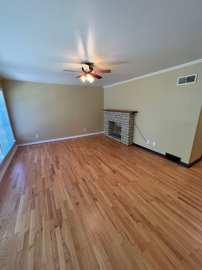 Foto del edificio - 873 W Clinton Dr