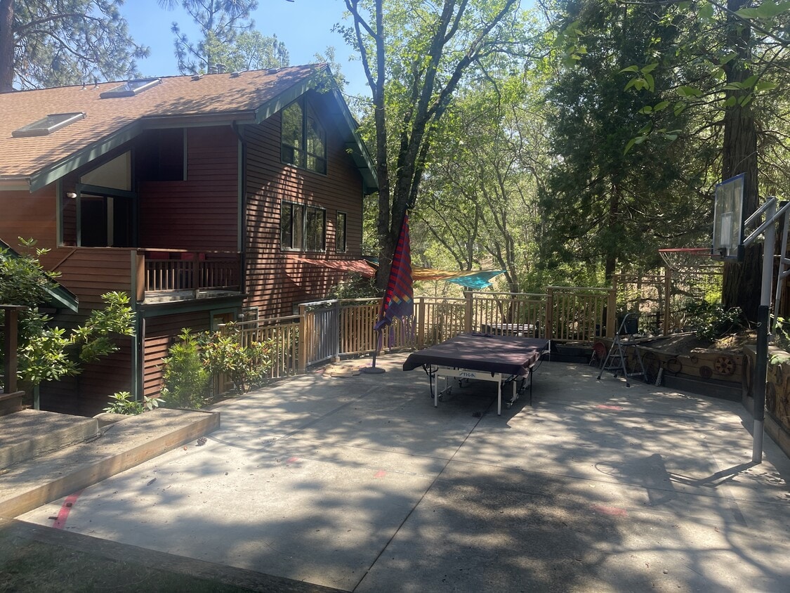 Primary Photo - 144 Strawberry Ln