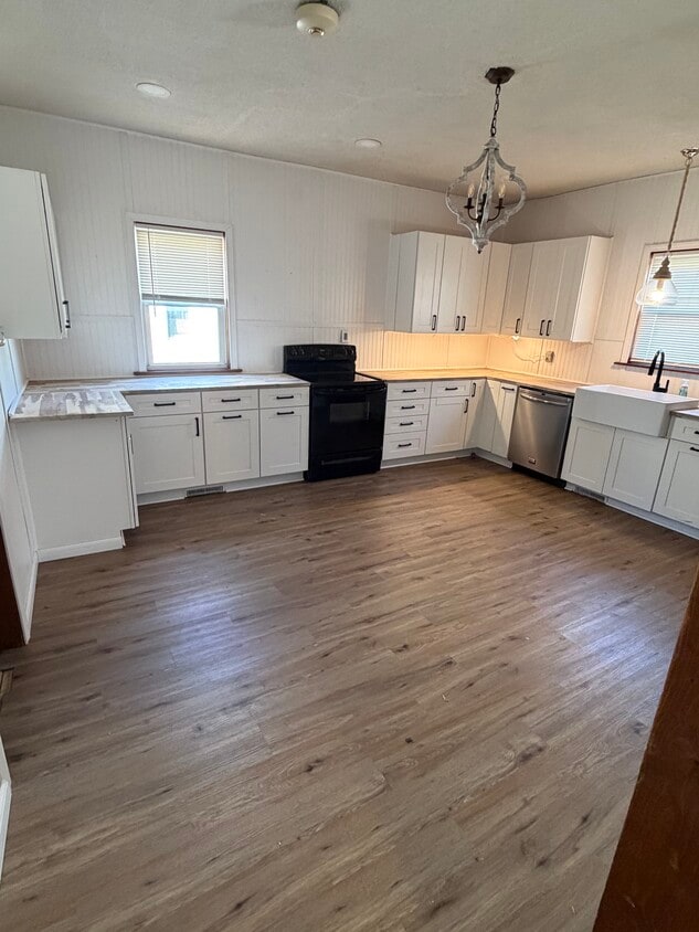 Kitchen - 2400 Dewitt Ave