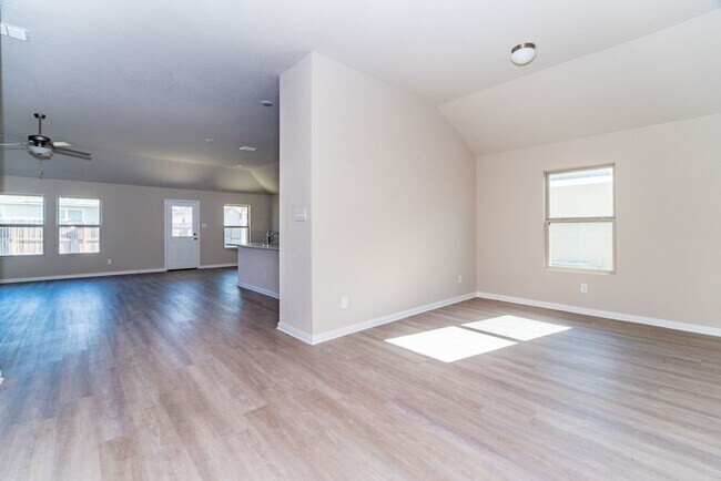 Foto del edificio - 4-BEDROOM NEWER CONSTRUCTION IN CONVERSE