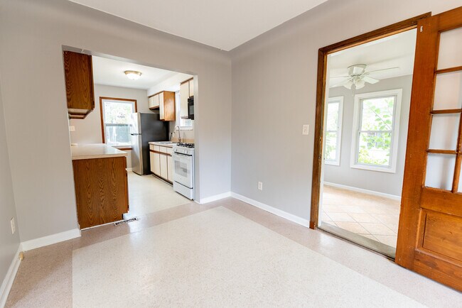 Building Photo - 1634 Crooks Rd