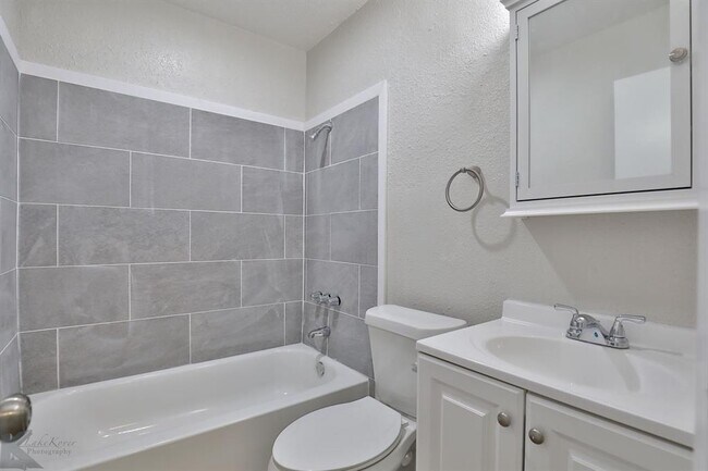 Foto del edificio - 1202 S San Jose Dr