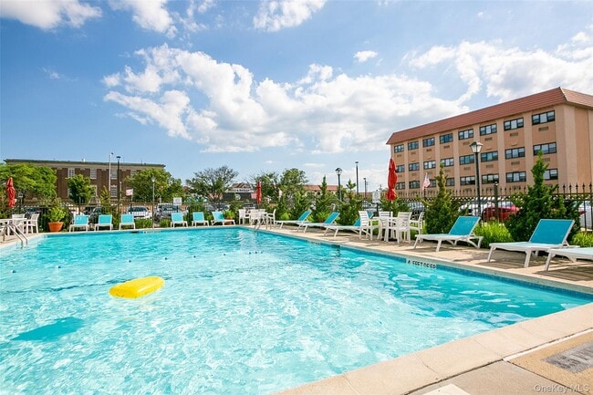 Building Photo - 185 W Park Ave