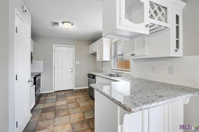 Building Photo - Beautiful 3 bedroom 2 bath home in Azalea ...