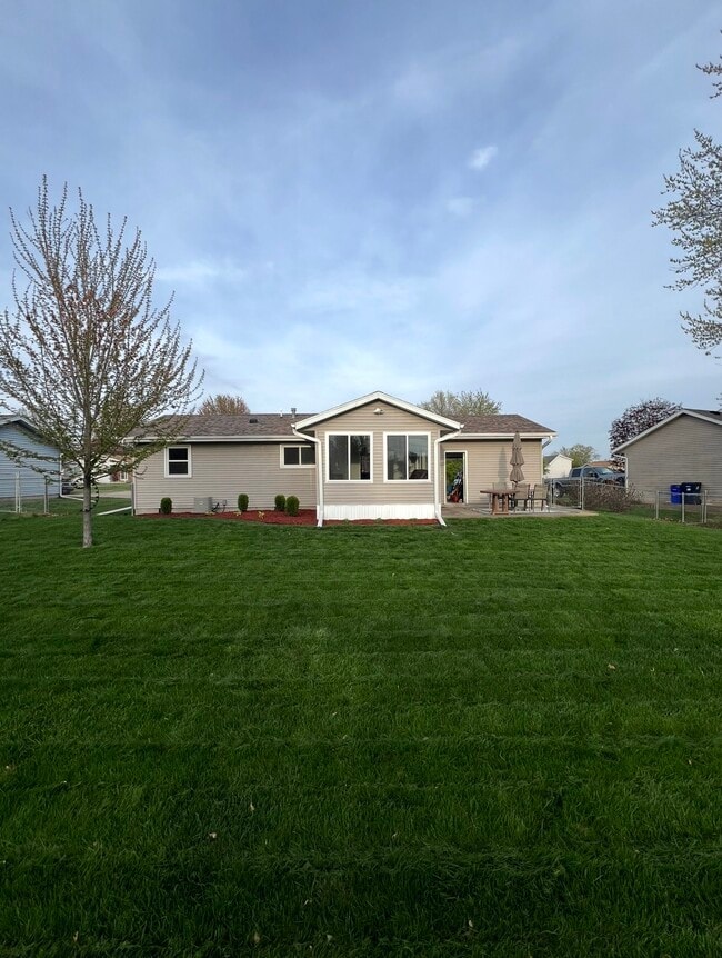 Fenced in yard - 75 Elm Ridge Ct