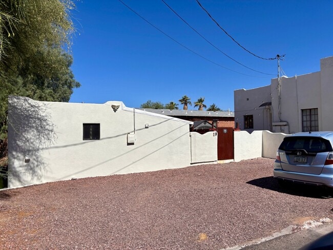 Building Photo - 1305 E 9th St