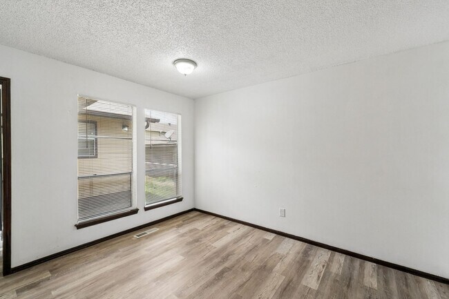 Photo - 3 Bed, 2 Bath Duplex in Midwest City, Ok 73110 Apartment
