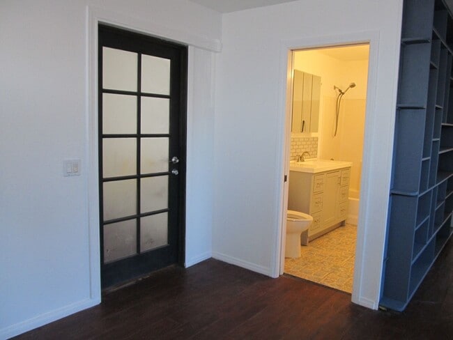 Building Photo - 1  bedroom with special amenities