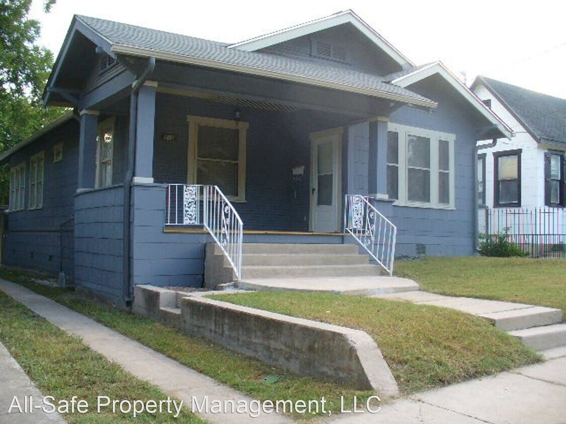 3 br, 1.5 bath House 816 W Mulberry House Rental in San Antonio, TX