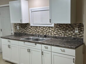 Building Photo - 2102-2104 Messanie St