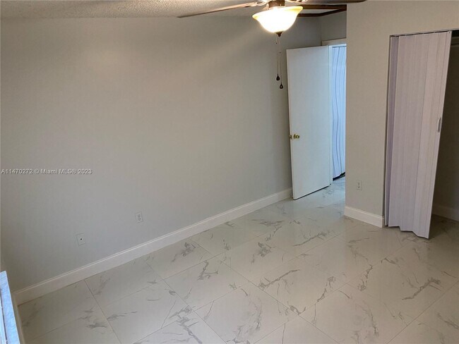 Building Photo - 5730 SW 27th St