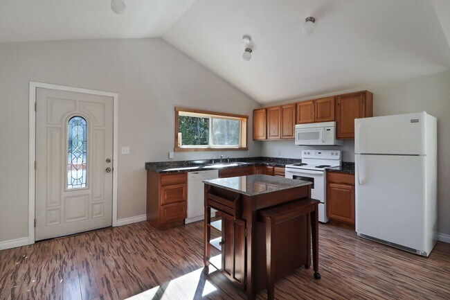 Building Photo - 1 Bed 1 Bath - Private Entrance Loft Above...