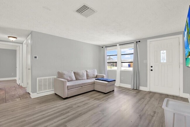 Foto del edificio - 3543 Trask Dr