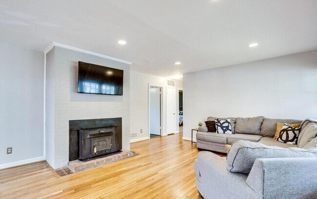 Foto del edificio - Beautiful 4 BR/2 BA Single-Family Home in ...