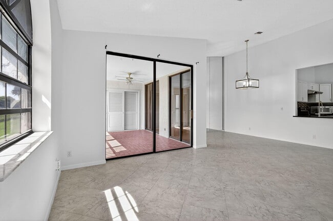 Building Photo - 5475 Verona Dr