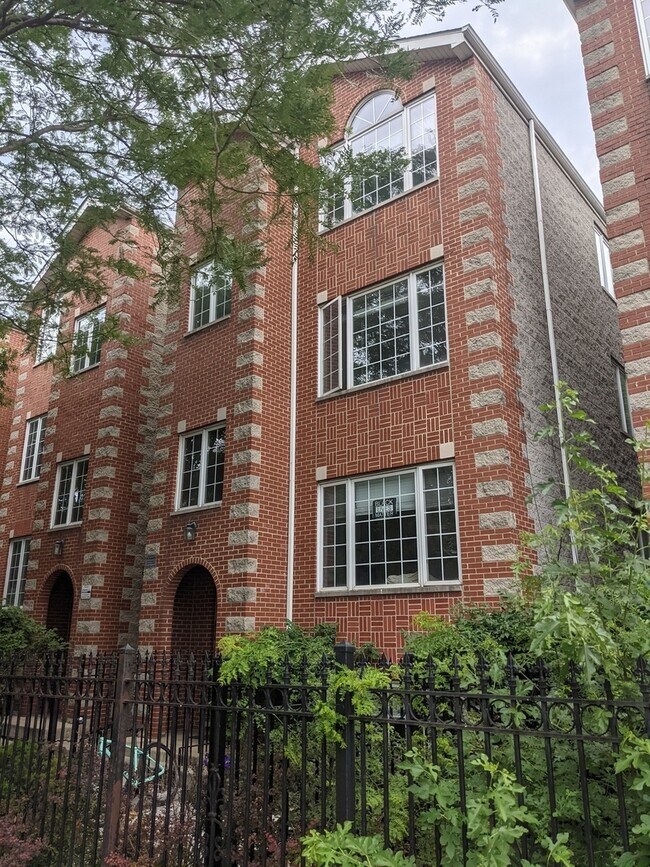 Building Photo - 1547 W Walton St