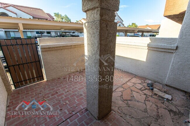 Building Photo - 818 S Westwood