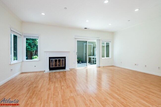 Foto del edificio - Beautiful Townhouse | Desirable Location