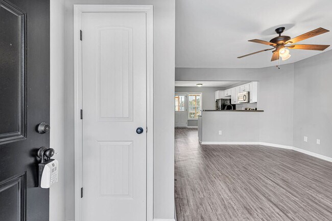 Foto del edificio - 129 Cornerstone Dr