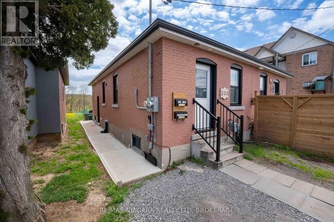 Building Photo - 233 Pelham Rd