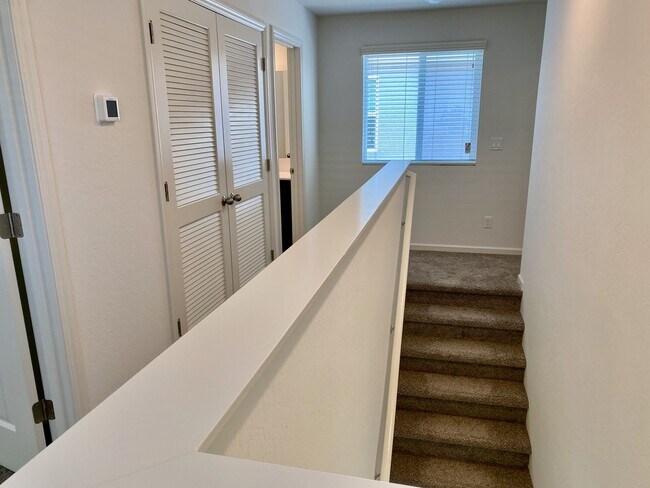 Foto del edificio - $2,195 Alluvial & Fowler, 3 Bedroom - N. B...