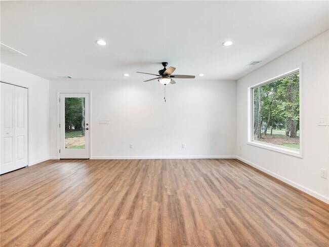 Building Photo - 8083 Beachwood Dr