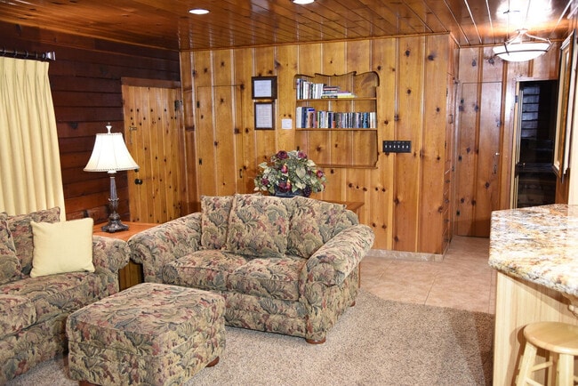 Building Photo - 2586 Deer Ln
