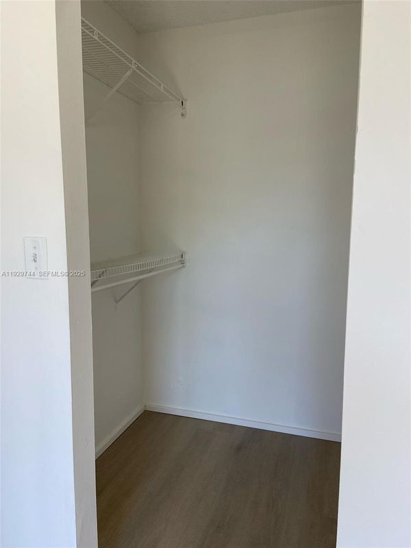 Foto del edificio - 8740 N Sherman Cir