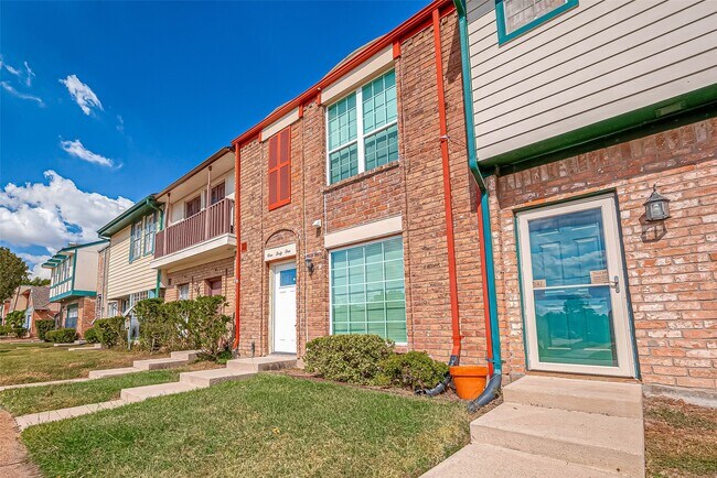 Foto del edificio - 7700 Creekbend Dr