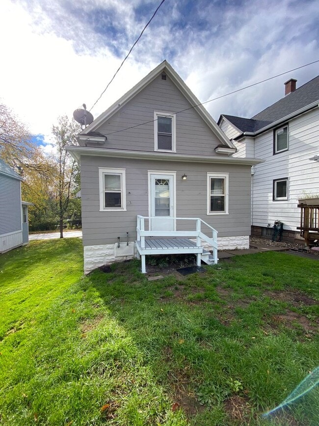 Building Photo - AVAILABLE SEPTEMBER 1ST- Updated 2 bedroom...