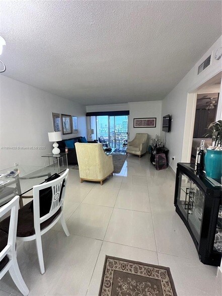 Foto del edificio - 400 Kings Point Dr