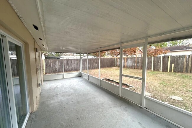 Building Photo - 520 W Smith St