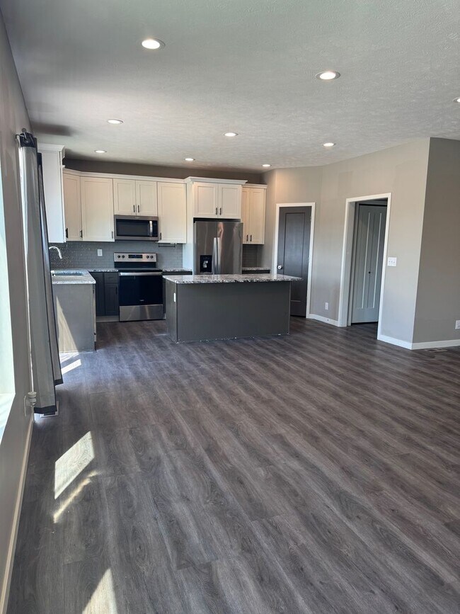 Foto del edificio - Spacious 4-Bedroom Townhome in Norris Scho...