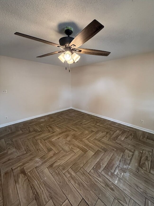 Building Photo - Coming Soon ! 3 Bedroom 2 Bath 1 Car Garag...