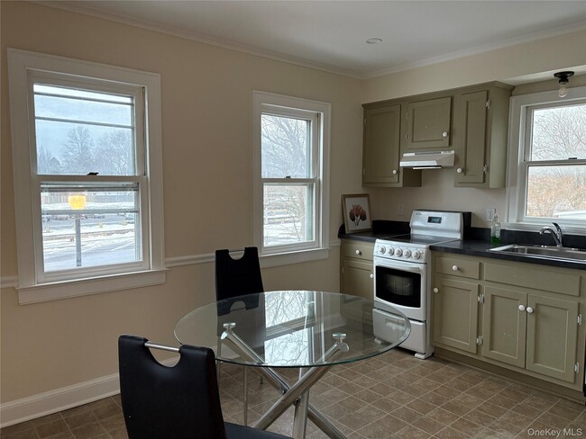 Building Photo - 325 Wiggins St