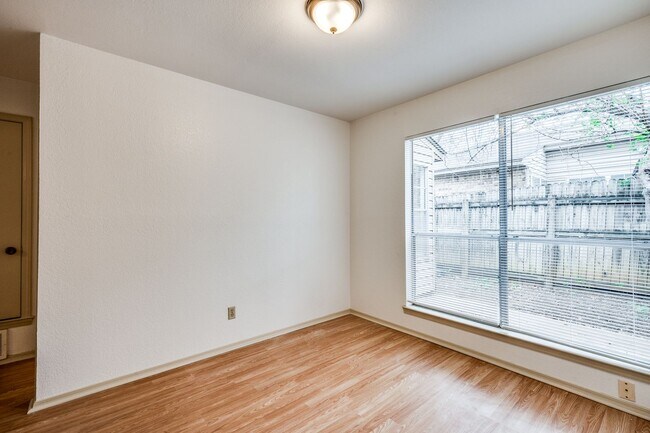 Building Photo - Updated 2 Bed/2 Bath Duplex FOR RENT!