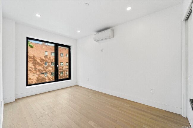 Foto del edificio - 43-15 63rd St