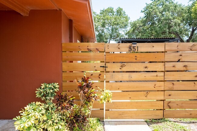 Building Photo - 551 Laura Ln