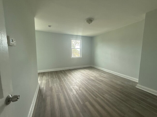 Foto del edificio - 3010 Sollers Point Rd