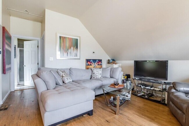 Foto del edificio - 2404 Thornton Rd