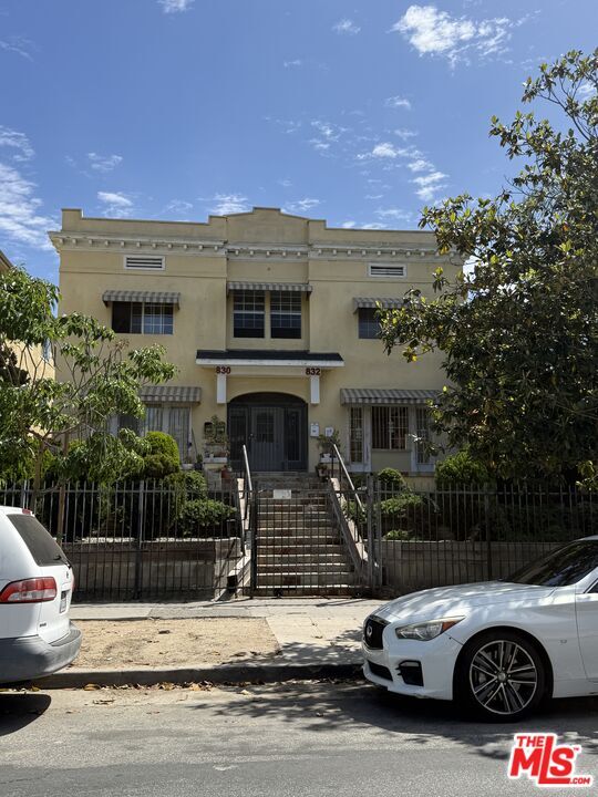 Foto del edificio - 832 S Catalina St