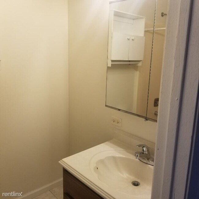Building Photo - 2 br, 1.5 bath Townhome - 353 Meadow Green Ln
