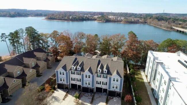 Foto del edificio - You can't beat this lakefront Clemson townhome! Brand New Construction!