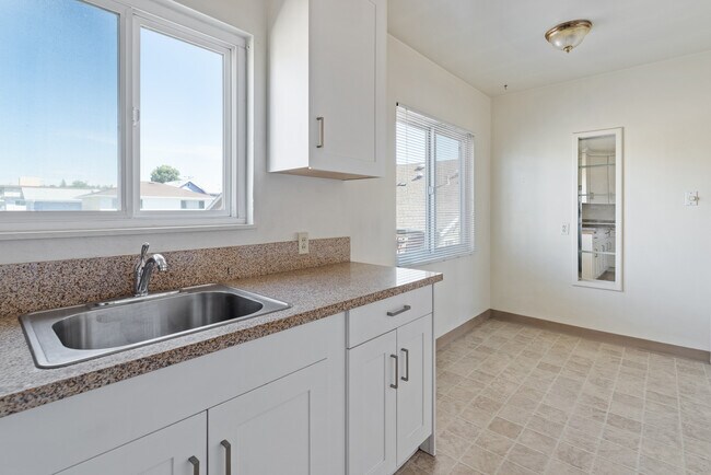 kitchen/eating area - 1480 Santa Rosa St