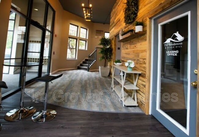 Foto del edificio - 512 W River Rd