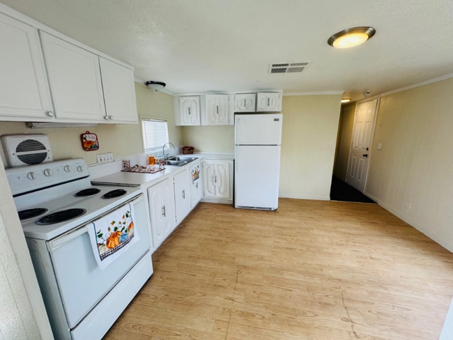 Foto del edificio - 3975 E Lake Mead Blvd